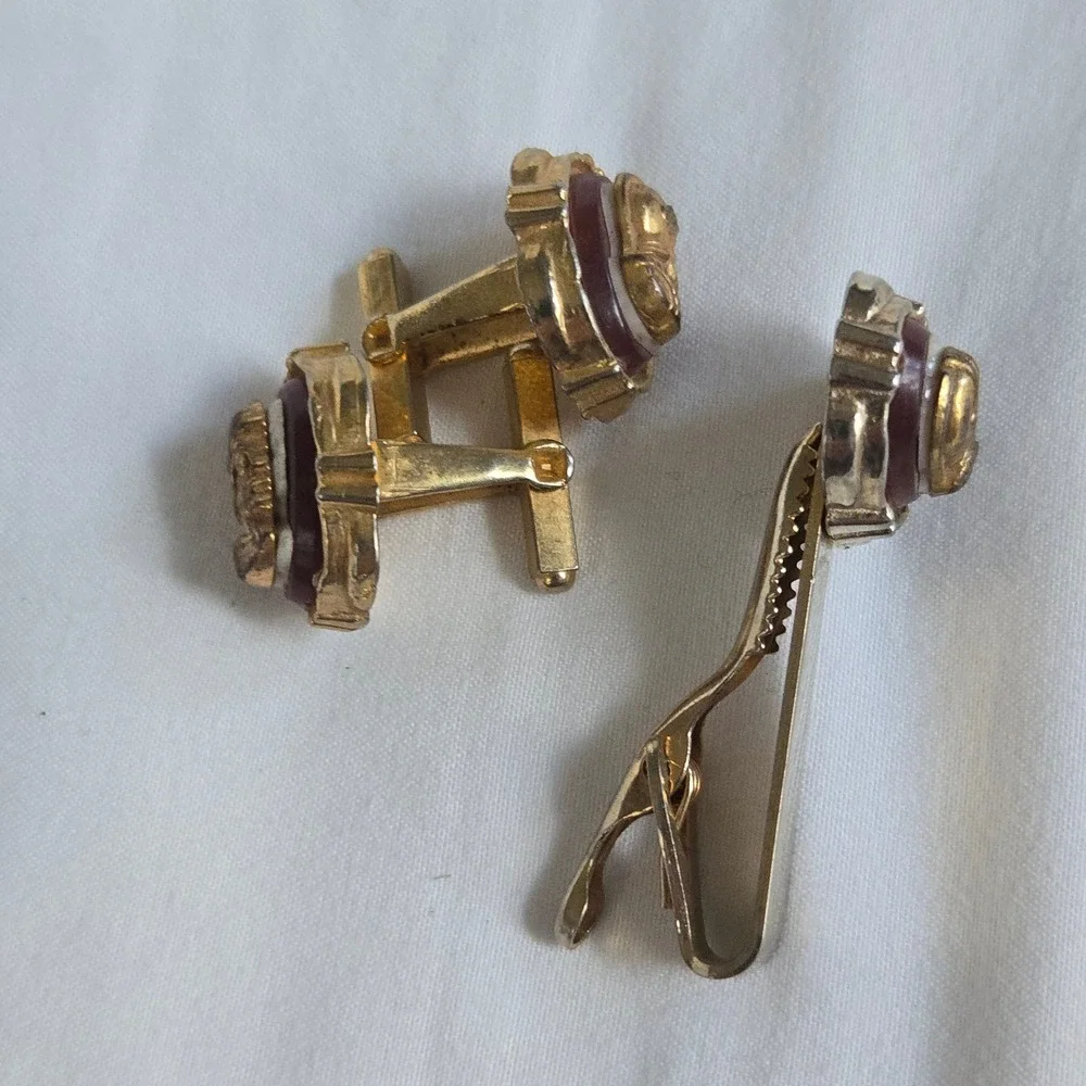 VTG Roman Knight Cufflinks Tie Clip Set Mens Gold Red Bar Intaglio Unbranded EUC